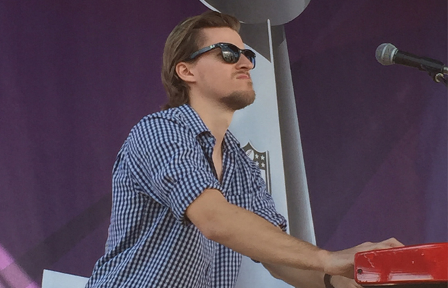 Alex Wright Performing with Chelsea Bain